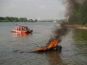 Kleine Yacht abgebrannt Koeln Hoehe Zoobruecke Rheinpark P163